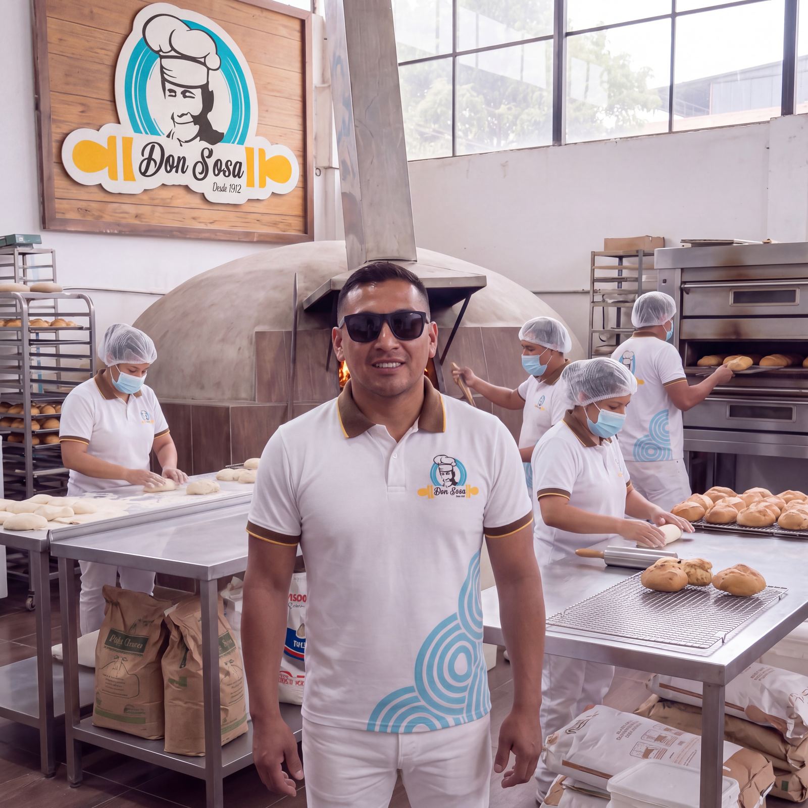 Jean Pear Torres Sosa en la panadería, junto al equipo de producción